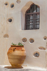 GR15-0442_Amphora-and-Window.jpg
