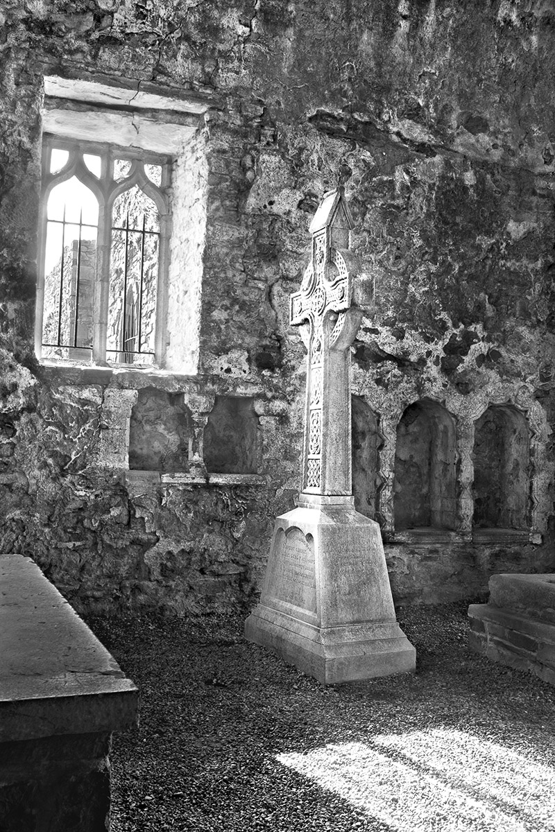 Ireland06-003_Celtic_Cross_BW.jpg