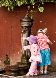 ITA08-746-Water-Fountain-and-Kids.jpg